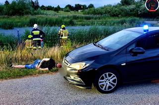 Wielka akcja pod Raszynem. Szukali tajemniczej paczki na dnie stawu. Strażacy wypompowali wodę