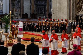 Trumna z ciałem papieża Franciszka przeniesiona w procesji do bazyliki Św. Piotra