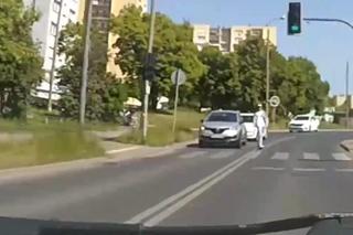 Jechał na deskorolce ulicami Bydgoszczy i wyprzedzał auta. Filmik jest hitem internetu