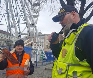 Rolnicy z traktorami na rynku w Lesznie. Tłumaczą mieszkańcom powody swoich protestów