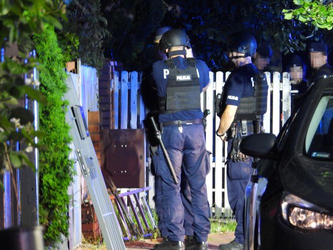Antyterroryści zatrzymali mężczyznę w Ząbkach. Zabarykadował się w domu