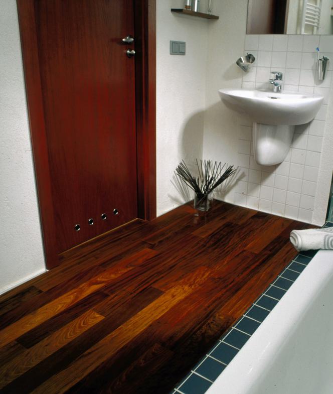 Drewniana posadzka w łazience