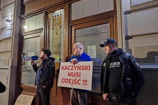 Impreza pożegnalna pod biurem poselskim Barbary Dziuk. O Barbaro, królowo donosów! 