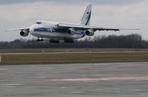 Ogromny ANTONOV An-124 Rusłan wylądował na lotnisku w Jasionce [ZDJĘCIA]