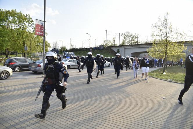  Bitwa kiboli z policją pod Stadionem Narodowym. Pałki, gaz i granaty hukowe. Kilkanaście osób zatrzymanych