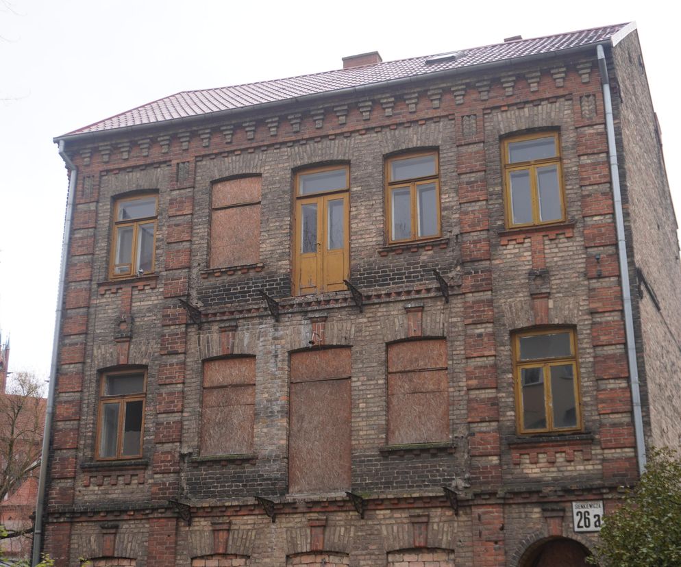 Samotna wyspa z cegły. Opuszczona kamienica ukryta w centrum Białegostoku