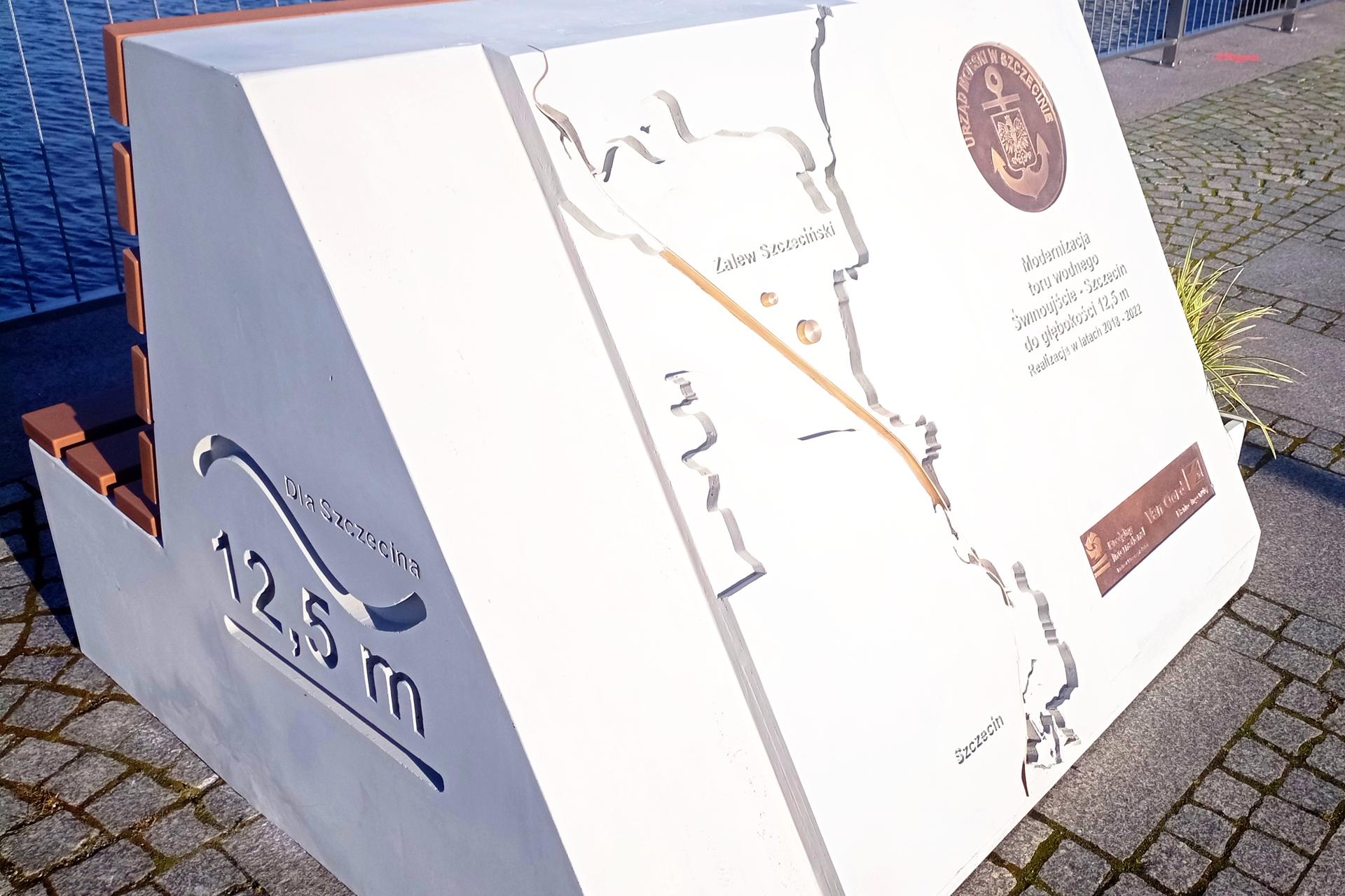 Wyjątkowa ławka stanęła na szczecińskiej Łasztowni. Ma upamiętnić ważną inwestycję