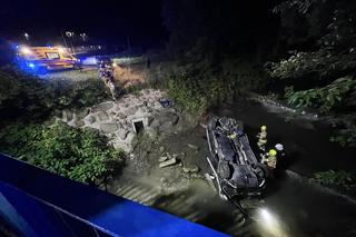 Runęli z mostu wprost do rzeki. Dramatyczna akcja ratunkowa strażaków