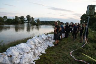Powódź w Polsce 2024. Fala kulminacyjna przechodzi przez kolejne miasta. Wielkie sprzątanie w zniszczonych miejscowościach