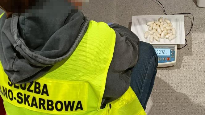 Młoda kobieta przemycała kokainę w żołądku. Wpadła na lotnisku w Warszawie