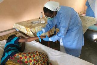Przekazanie sprzętu medycznego z Poznania w Kamerunie