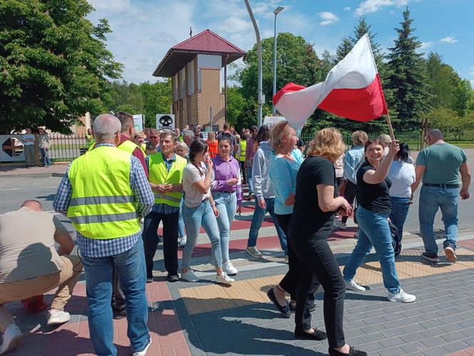 Mieszkańcy protestują: nie damy zabić się asfaltem. „Boję się o życie swojego półrocznego synka”