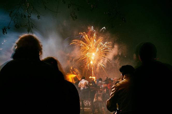 Wiele osób nie wyobraża sobie witania Nowego Roku bez odpalania fajerwerków.