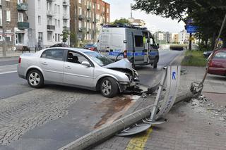 Opel uderzył w latarnię. Kierowcę wyciągali strażacy