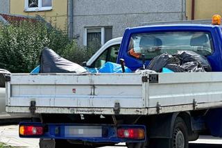 Dzieci bawiły się wśród psich odchodów, sanepid zagroził gigantyczną karą. Ciężarówka śmieci