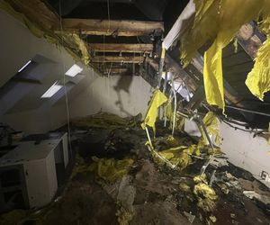 Zapalił się samochód, ogień zajął dom. Dramatyczny pożar w Jabłonnie