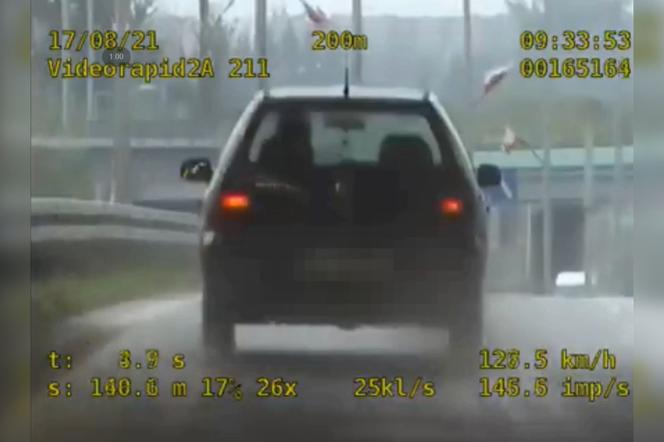 18-latek pędził golfem przez miasto. Na liczniku 127 km/h, prawo jazdy od 4 miesięcy