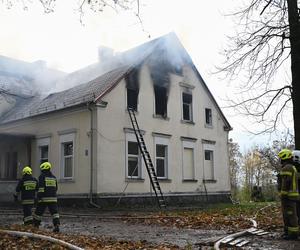 Pożar zabytkowego pałacyku na Pomorzu. Ewakuowano 20 osób, nie żyje jedna osoba