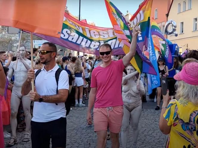 Afera o nagie piersi w Bolesławcu. Prezydent kontra aktywistka