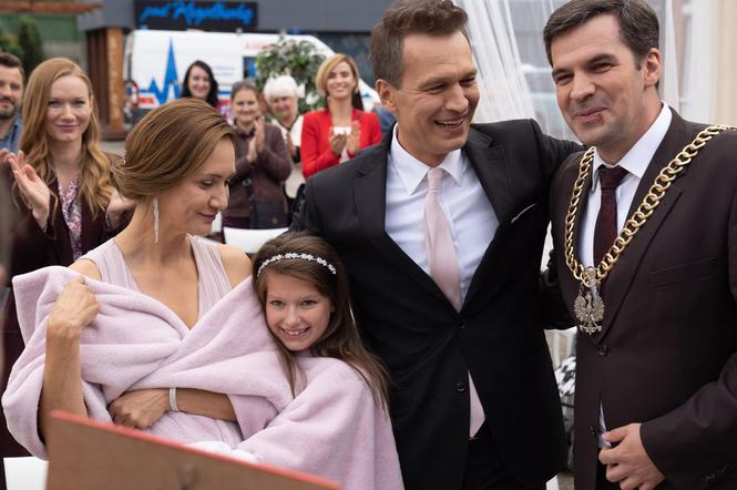 Na dobre i na złe odc. 721. Falkowicz (Michał Żebrowski), Kasia (Ilona Ostrowska), Wiktoria (Katarzyna Dąbrowska), Matylda (Amelia Czaja)