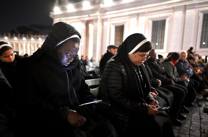 Wierni modlą się o zdrowie papieża Franciszka