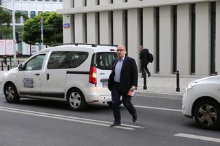 Wlepcie im wreszcie mandaty! Wybrańcy narodu nagminnie łamią przepisy pod Sejmem.