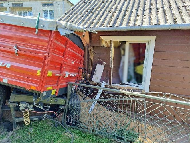 Przyczepa ze zbożem wjechała w dom w Wisznicach. Kierowca nie miał uprawnień