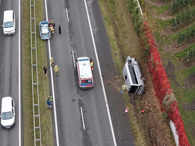 Wypadek busa na S7 pod Grójcem. 11 osób rannych, w akcji śmigłowiec LPR
