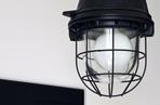 Lampa przemysłowa na zielonym przewodzie