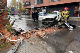 Pościg na Pradze, sportowy mercedes kompletnie rozbity. Trzy osoby trafiły do szpitala