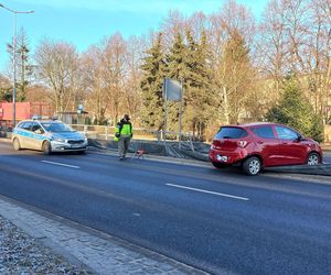 Kolizja przy zmianie pasa w Lesznie. Ciągnik siodłowy uderzył w osobówkę