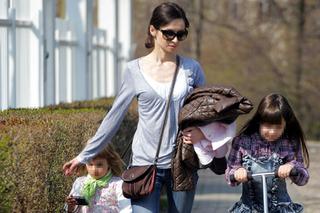 Marta Kaczyńska z córkami na spacerze 