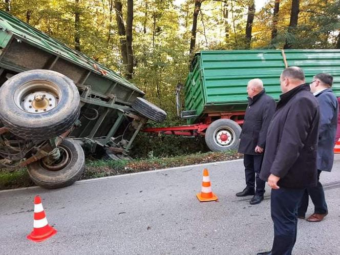 Pod Bochnią ciągnik zderzył się z busem przewożącym niepełnosprawnych. Nie żyje jedna osoba