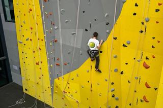 Nowa atrakcja w Olsztynie. Ścianka wspinaczkowa w hali Urania otwarta. Ile kosztuje bilet? [ZDJĘCIA]