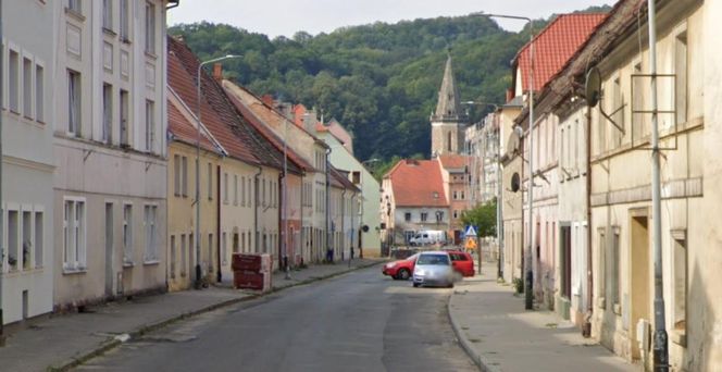 W tym mieście na Dolnym Śląsku mieszka mniej osób niż na wsiach. Leży niedaleko Jeleniej Góry