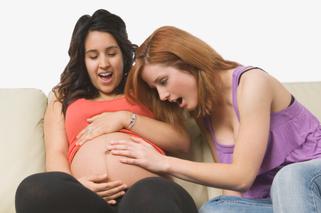 Z kim wybrać się na salę porodową? Poród z mamą, siostrą czy przyjaciółką?