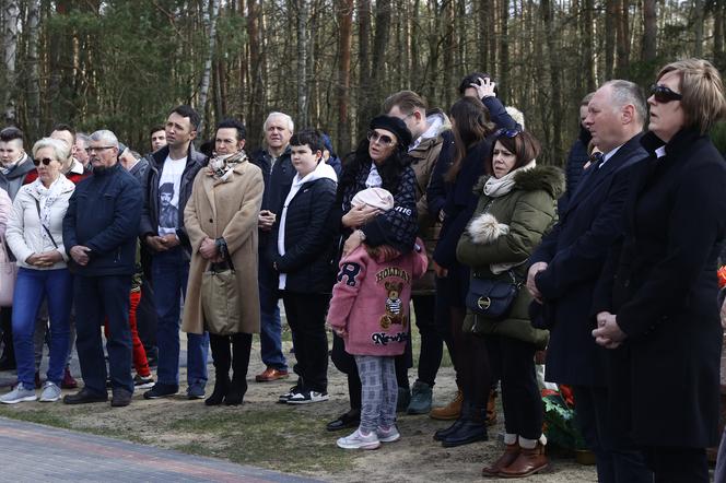 Wizyta na cmentarzu i łzy na mszy świętej. Ewa Krawczyk w pierwszą rocznicę śmierci męża