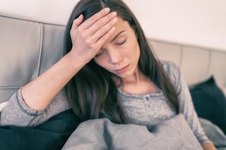 Migrena skutecznie uprzykrza życie. Czy jej napady nasilają się latem? Ekspert wyjaśnia