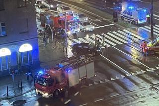 Warszawa. Prywatna karetka na sygnale huknęła w osobówkę. Jedna osoba trafiła do szpitala