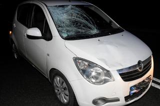 Kompletnie pijany pieszy szedł złą stroną drogi. Został potrącony przez auto