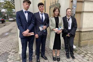 Maturzyści I LO po egzaminie z języka polskiego