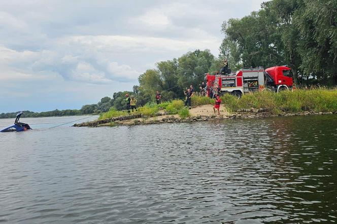 Samochód zjechał do Wisły. Wielogodzinna akcja w Toruniu