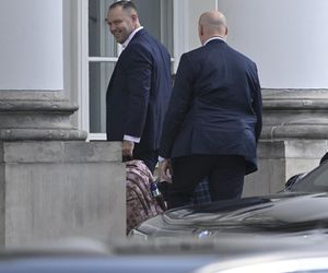 Karol Nawrocki który odbiera Kasię ze szkoły.