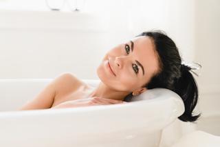 Pielęgnacja skóry pod prysznicem i w wannie. Ujędrniaj, masuj i baw się podczas kąpieli 