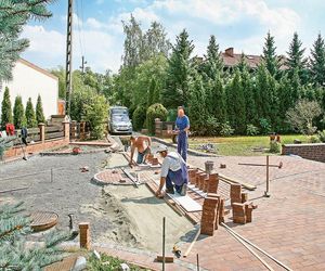 Chcesz, by nawierzchnia z kostki wytrzymała dziesięciolecia? Ułóż ją jak należy