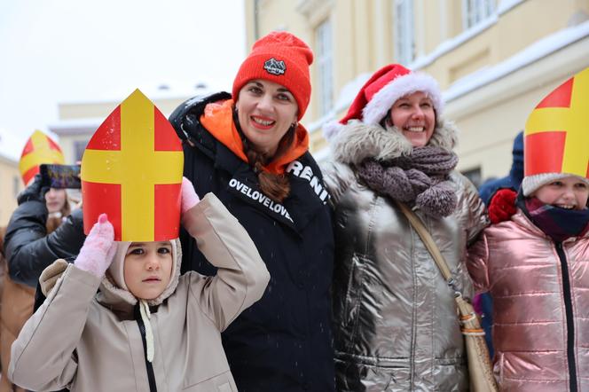 Orszak Świętego Mikołaja 2023 przeszedł przez Lublin. Było śnieżnie i radośnie! 