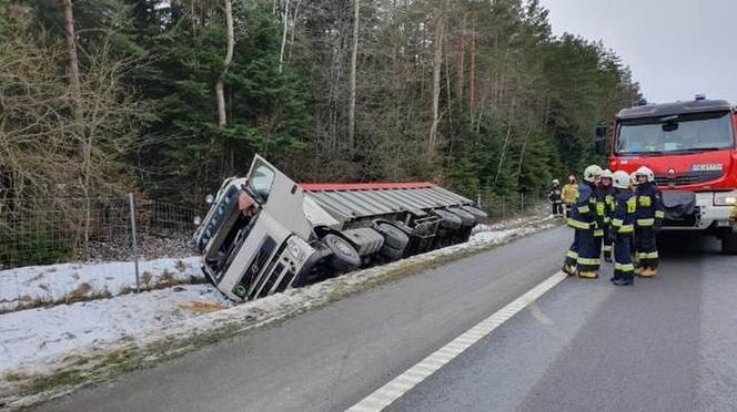 Wypadek na S7 w Barczy koło Kielc. Samochód ciężarowy wypadł z jezdni