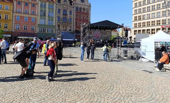 Gitarowy Rekord Świata 2024 we Wrocławiu rozpoczęty! Tak od samego rana wygląda teraz Rynek 