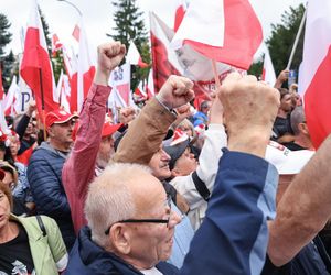 Banery na powitanie Nawrockiego 