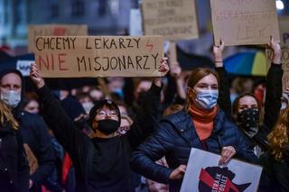 Strajk kobiet w Toruniu. Zatrzymany przez policję DUSZONY w radiowozie?! Pikieta pod komisariatem [WIDEO]